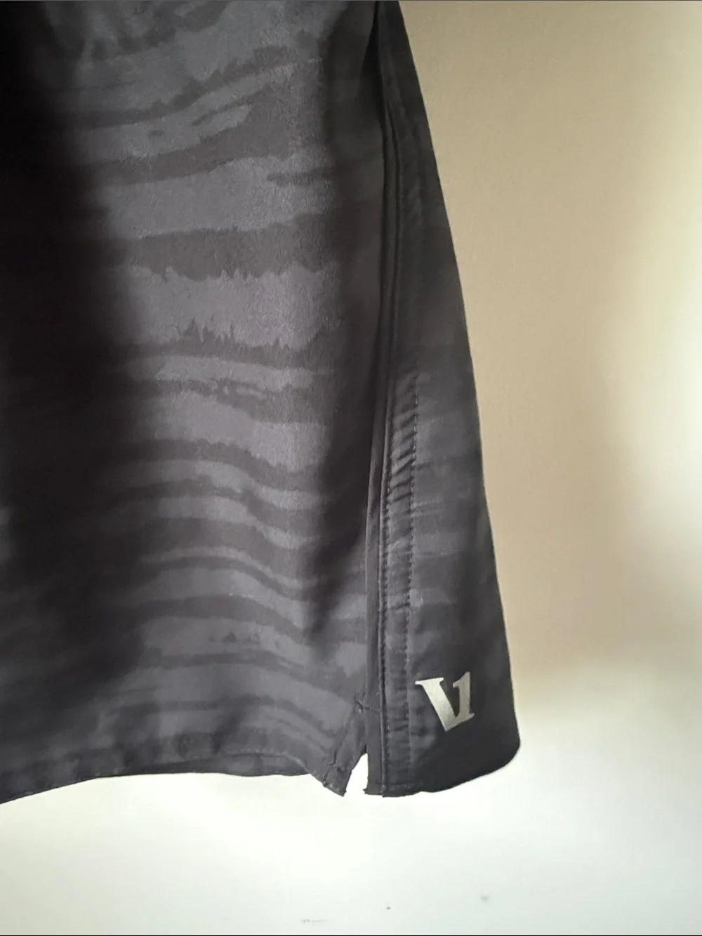 Vuori Black Wave-Pattern Shorts 8” Small Swim Trunks